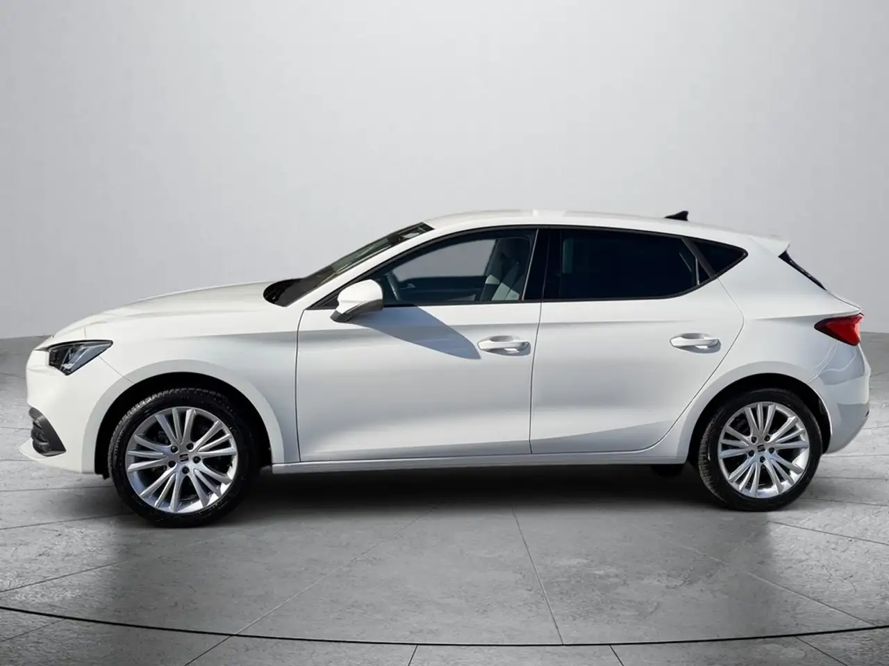 SEAT Leon 1,0 eTSI DSG — Galerie du véhicule 4