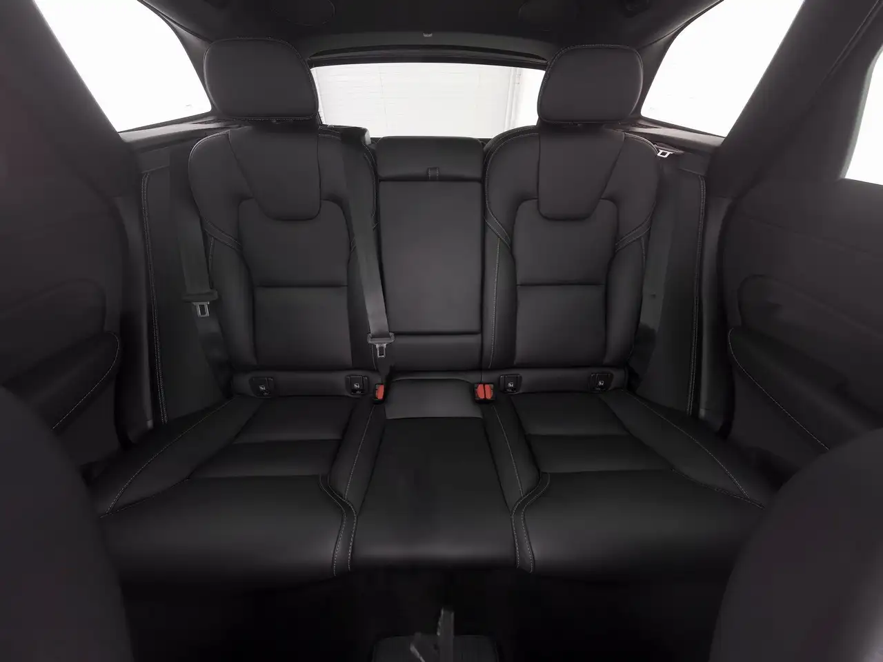 Volvo XC60 T8 AWD Plus Black Edition 360°H&K-SOUND*21" — معرض صور السيارة 4