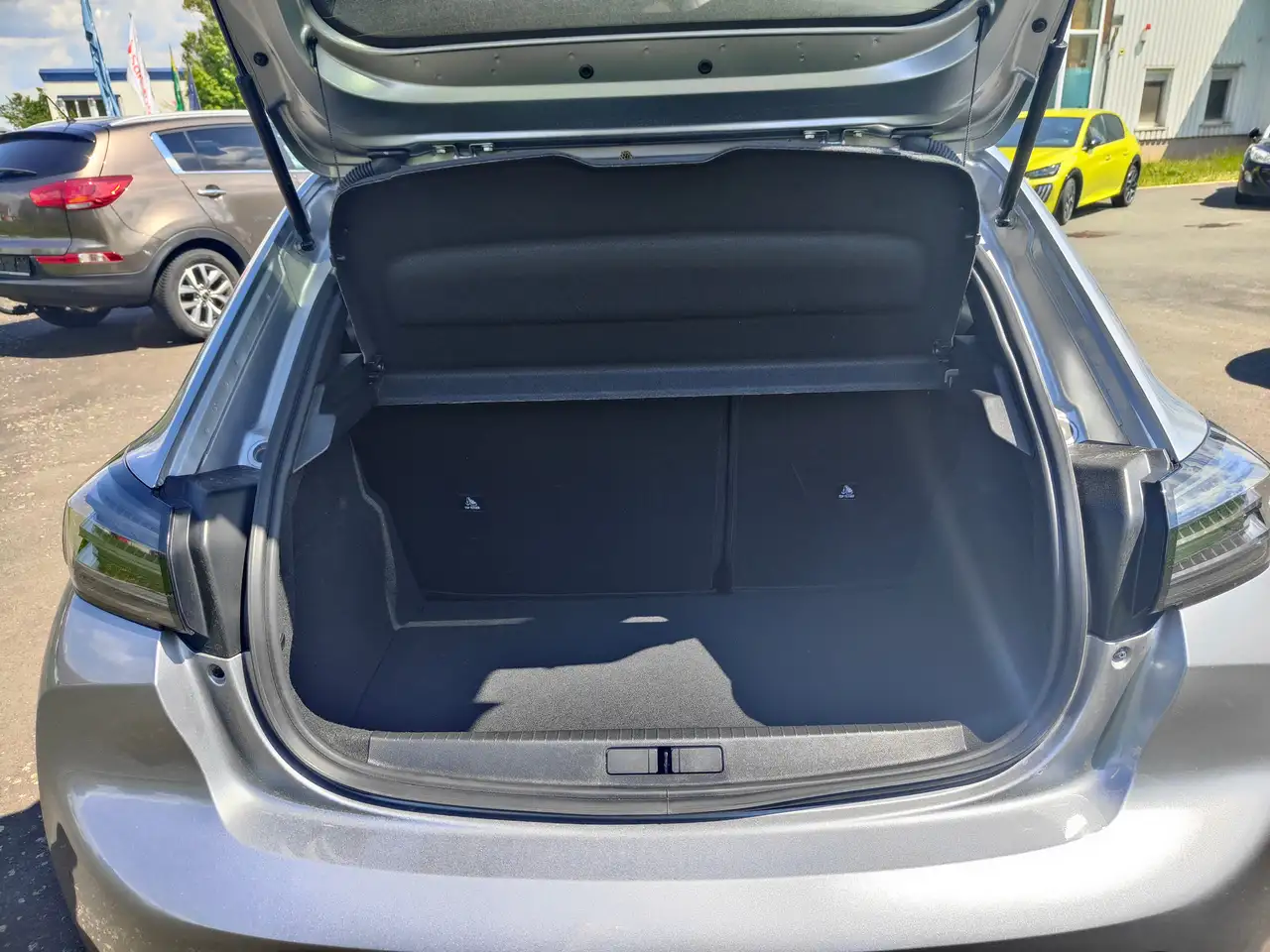 Peugeot 208 208 Hybrid 136 e-DSC6 GT — معرض صور السيارة 16