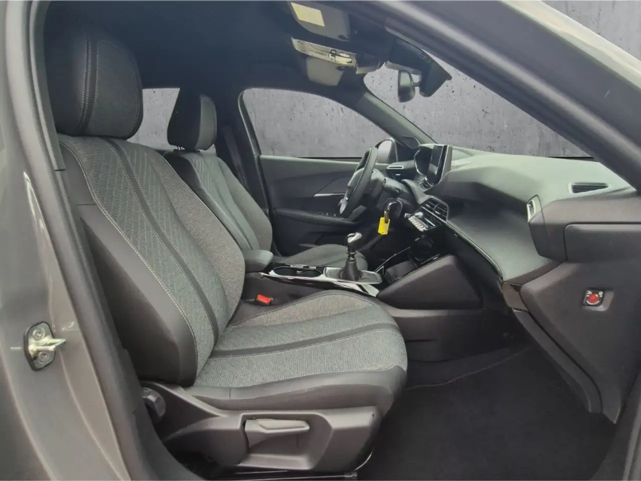 Peugeot 2008 Allure PT 100 AHK LED Apple CarPlay Android Auto K — معرض صور السيارة 13