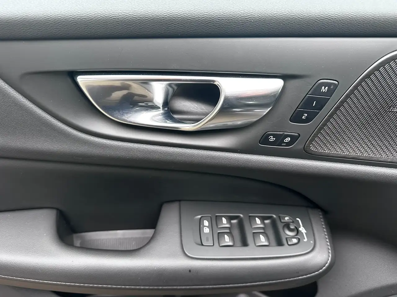 Volvo V60 Plus Dark B4 DKG ACC BLIS PANO 360 V-LED — Vehicle gallery 6