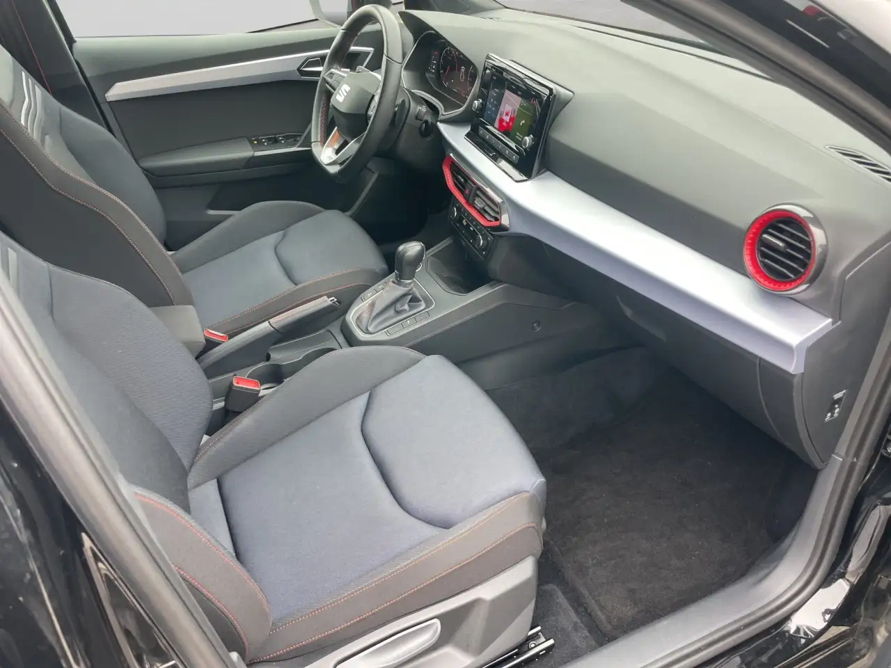SEAT Ibiza FR TSI DSG FullLink Kamera SHZ ACC Kessy Klima — معرض صور السيارة 17
