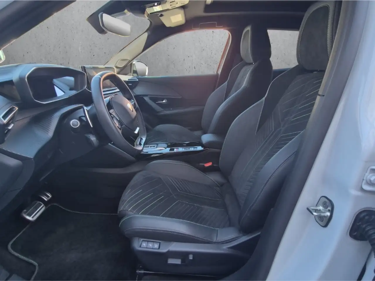 Peugeot 2008 GT PT 130 EAT8 Pano LED ACC Navi Alcantara Massage — Vehicle gallery 9