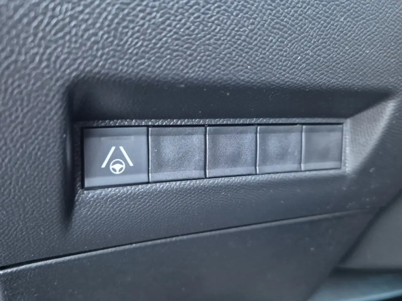 Peugeot 2008 GT PT 130 EAT8 Pano LED ACC Navi Alcantara Massage — Vehicle gallery 20