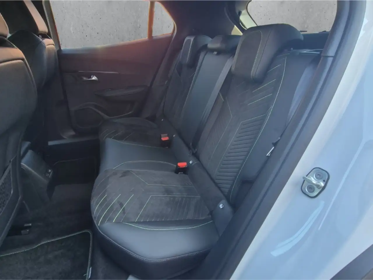 Peugeot 2008 GT PT 130 EAT8 Pano LED ACC Navi Alcantara Massage — Vehicle gallery 8