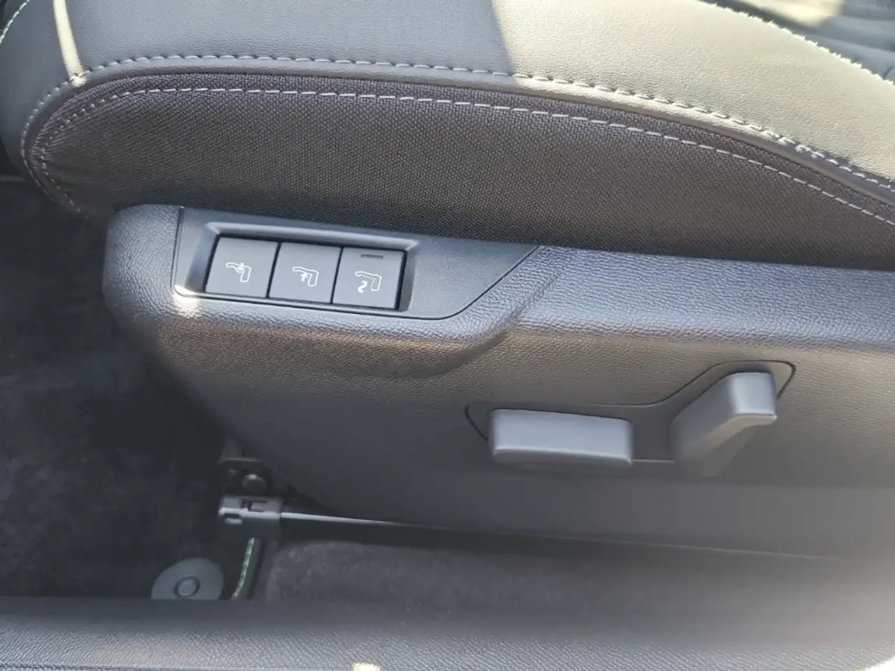Peugeot 2008 GT PT 130 EAT8 Pano LED ACC Navi Alcantara Massage — Vehicle gallery 21