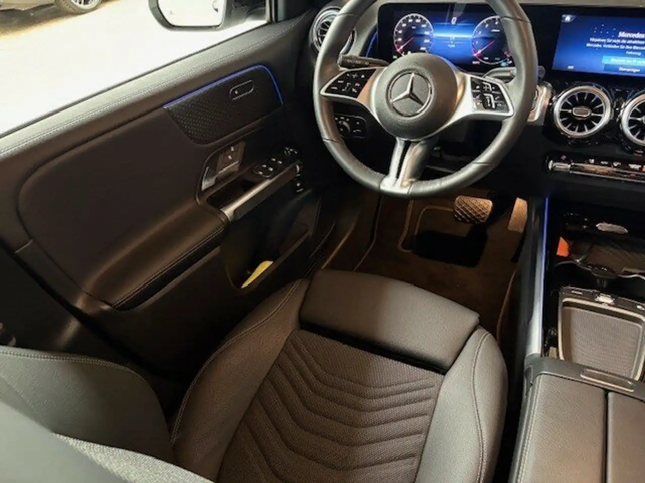 Mercedes-Benz GLB 200 GLB 200 Progressive Line Advanced Plus/AHK/LED/ — Galería del vehículo 17