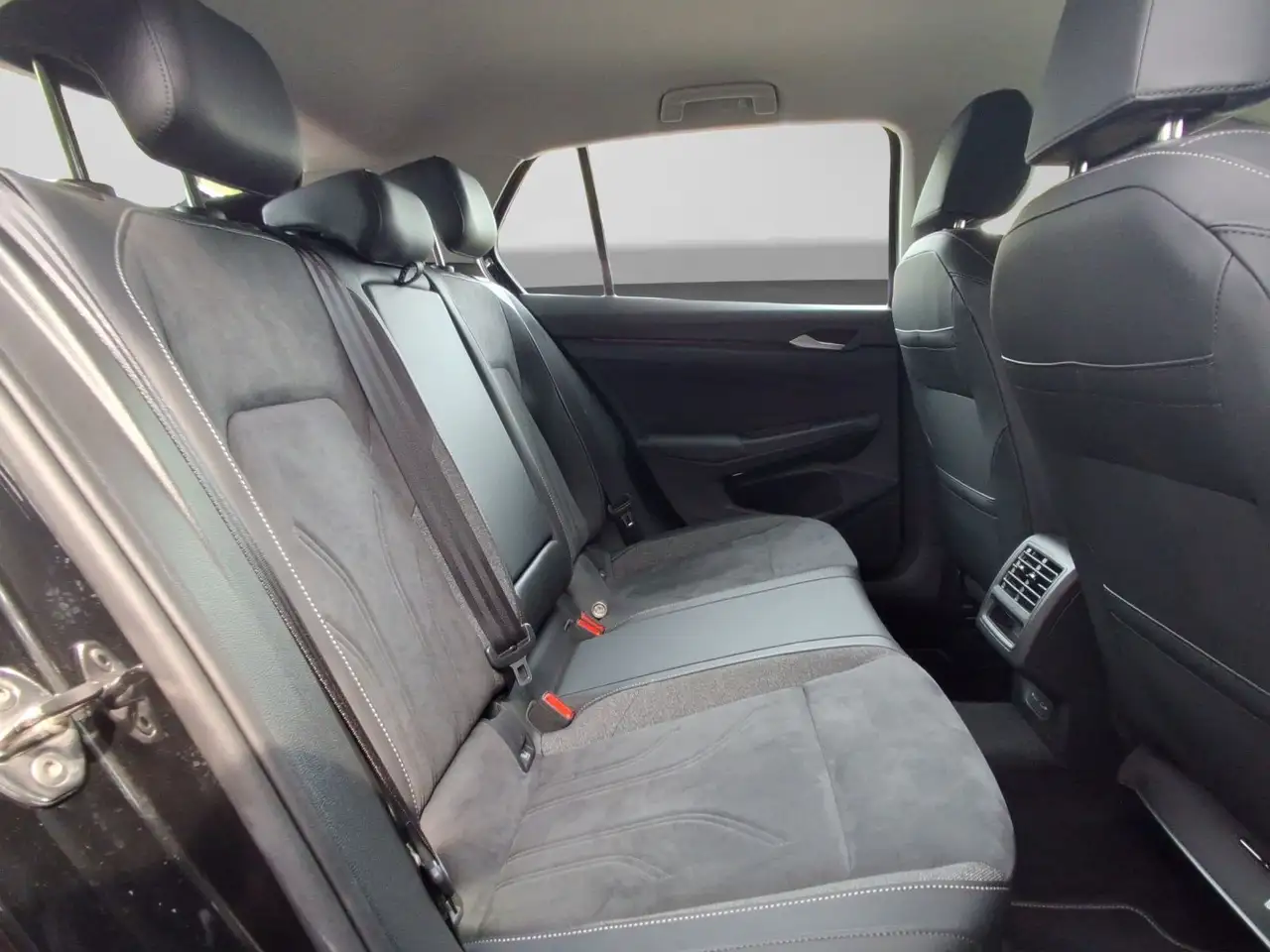Volkswagen Golf 1.5 TSI LIFE LED SITZHZG HuD ACC — Galería del vehículo 6