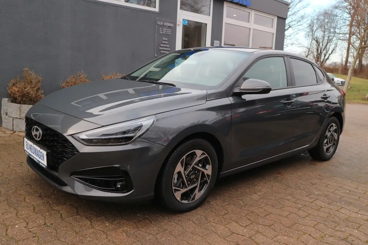 Hyundai i30 Fastback Smart *DCT/RFK/NAV/VC/FACELIFT* — Vehicle gallery 3