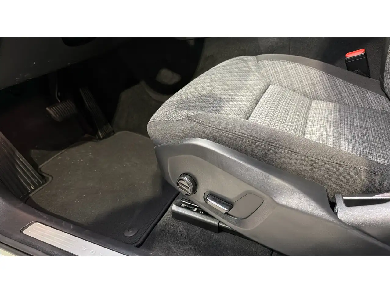 Volvo XC60 B4 Core AWD Aut. — معرض صور السيارة 25