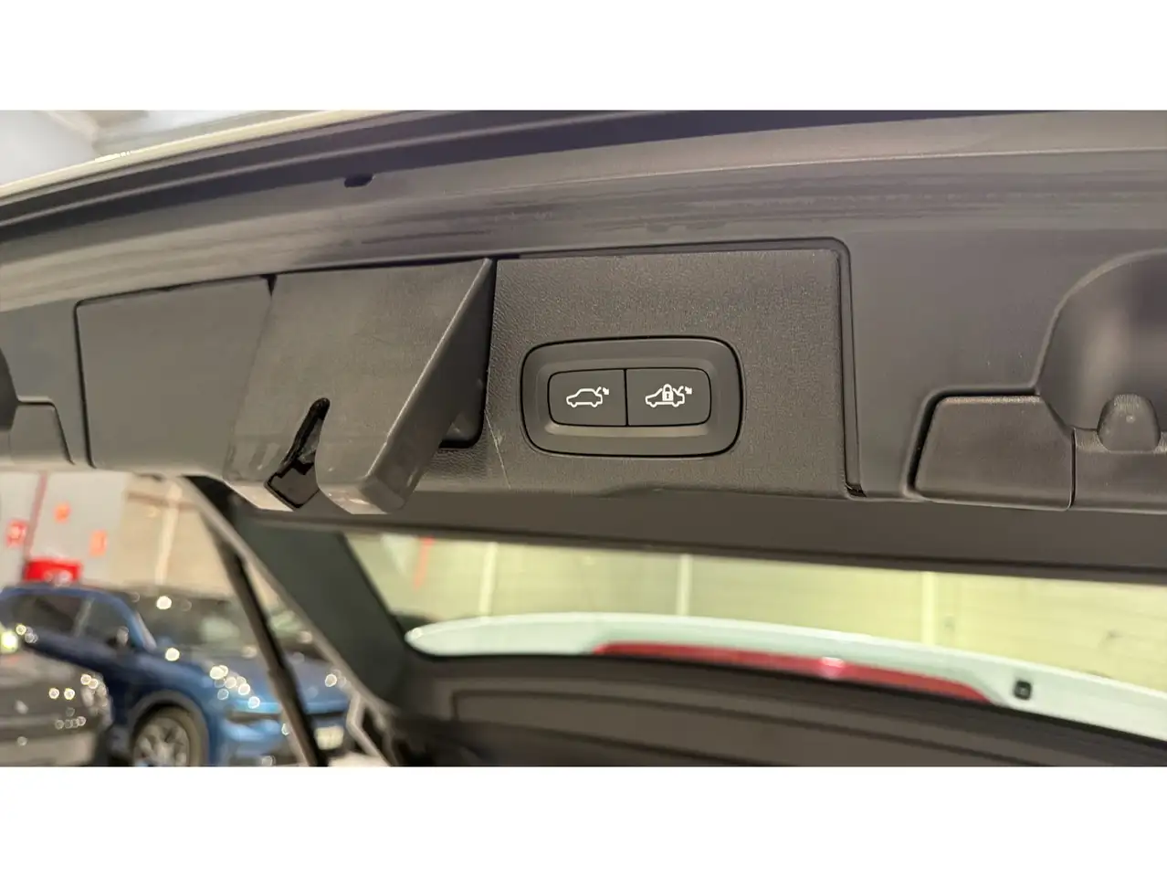 Volvo XC60 B4 Core AWD Aut. — معرض صور السيارة 29