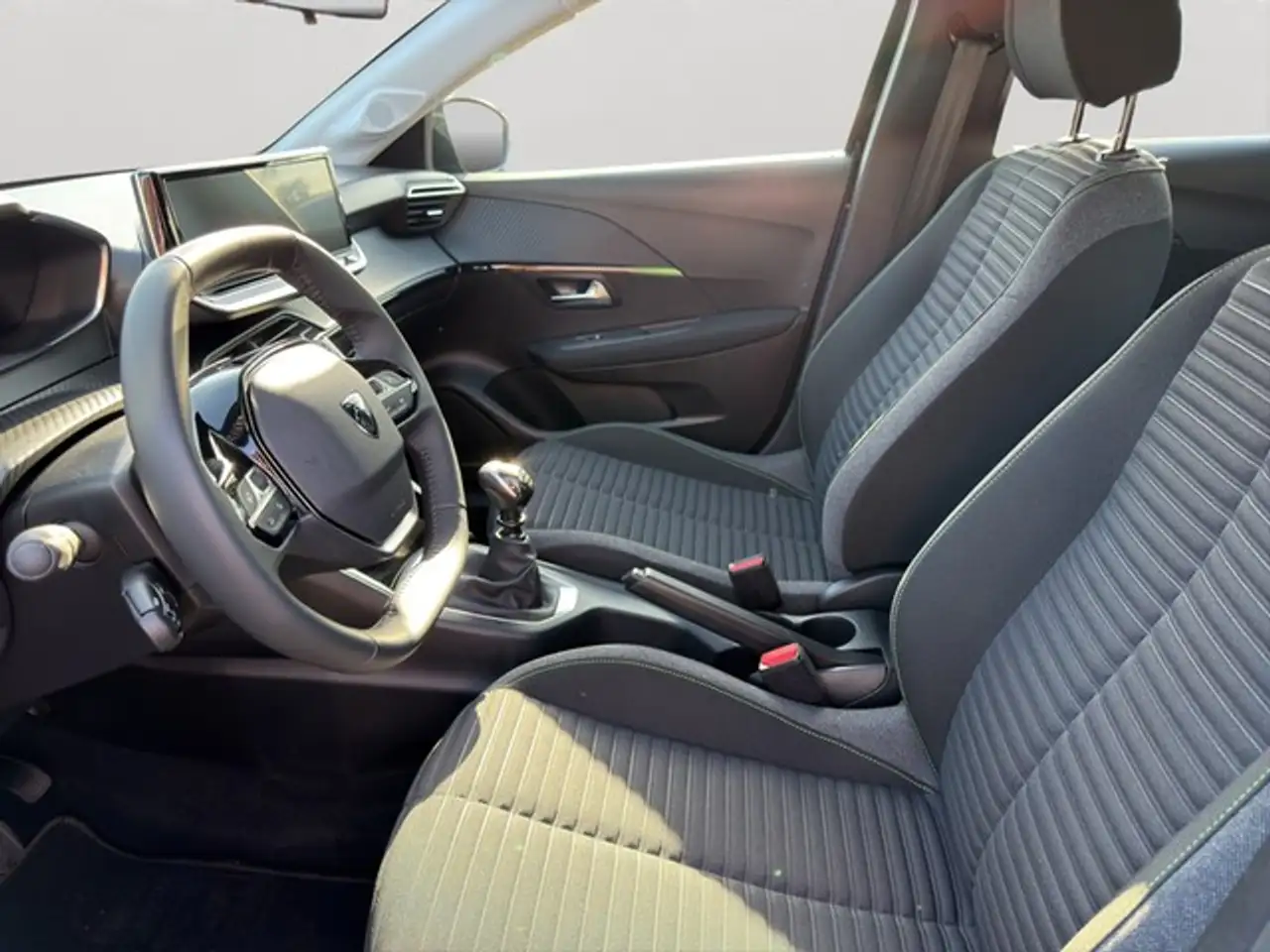 Peugeot 208 Active PureTech 100 Park Distance Control DAB S... — Vehicle gallery 8