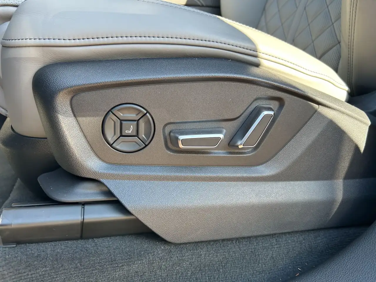 Audi SQ8 SUV AHK+HD-MATRIX+360 KAM+HUD+MASSAGE — Galerie du véhicule 17