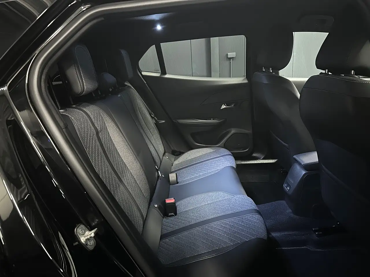 Peugeot 2008 Allure *CarPlay*Sitzhzg.*Allwetter*NAVI*KAMERA*LED — Vehicle gallery 26