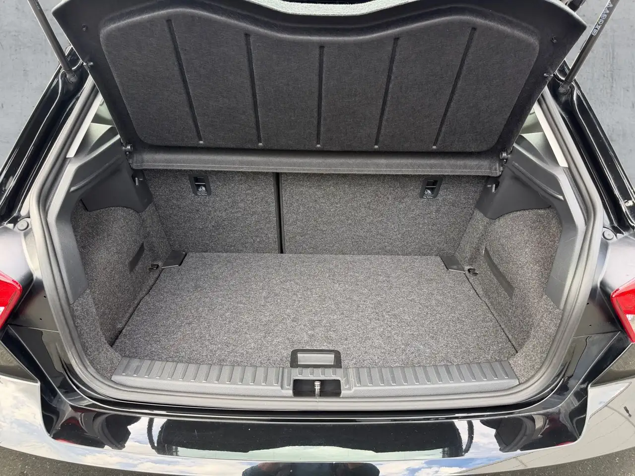 SEAT Ibiza 1.0 TSI STYLE EDITION LED+PDC+GRA+LM+DAB+ — Galería del vehículo 14