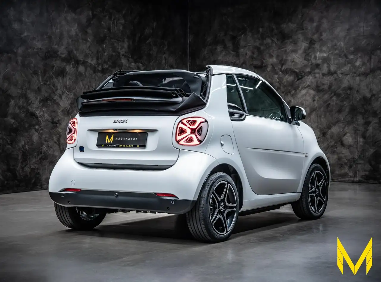 smart forTwo EQ cab. prime EXCLUSIVE:THE WHITE BEAUTY! — معرض صور السيارة 7