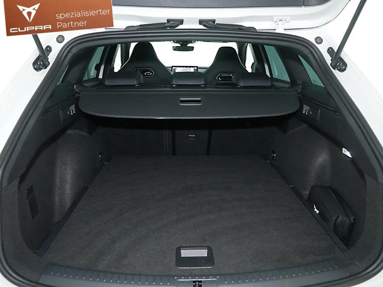 CUPRA Leon ST 2.0 TSI VZ 4x4 DSG R-Kamera Pano ACC 19" — Galería del vehículo 12