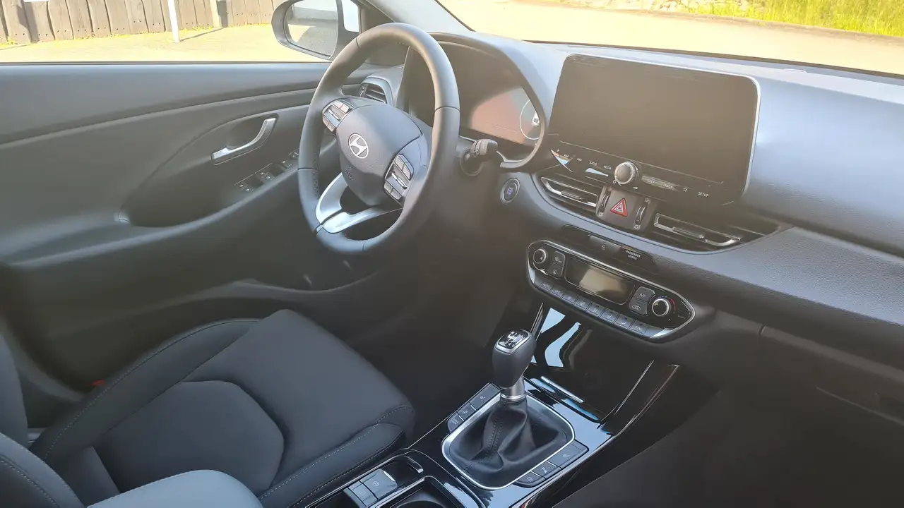 Hyundai i30 1.5 T-GDi MHEV Life NAVI/LED/PDC V&H+RFK — Vehicle gallery 9