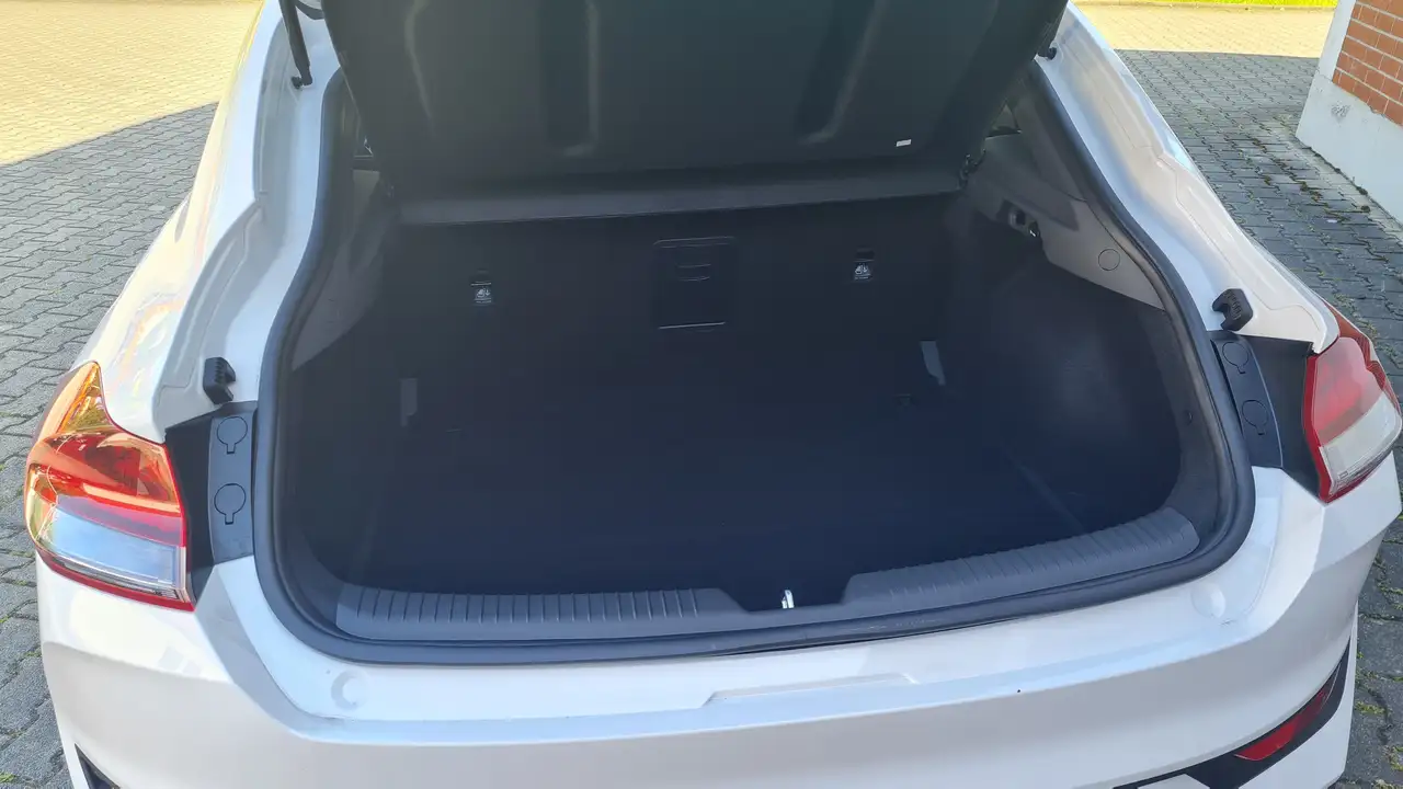 Hyundai i30 1.5 T-GDi MHEV Life NAVI/LED/PDC V&H+RFK — Vehicle gallery 11