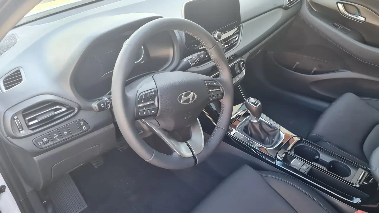 Hyundai i30 1.5 T-GDi MHEV Life NAVI/LED/PDC V&H+RFK — Vehicle gallery 7