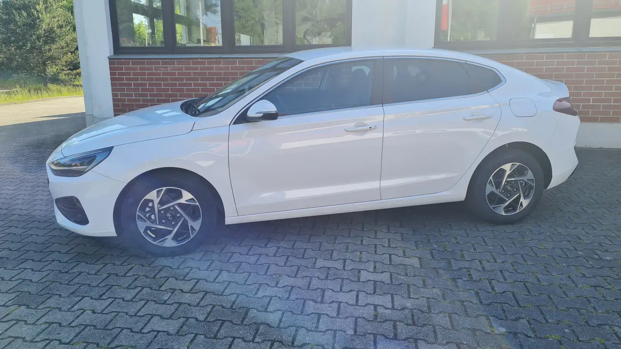 Hyundai i30 1.5 T-GDi MHEV Life NAVI/LED/PDC V&H+RFK — Vehicle gallery 2