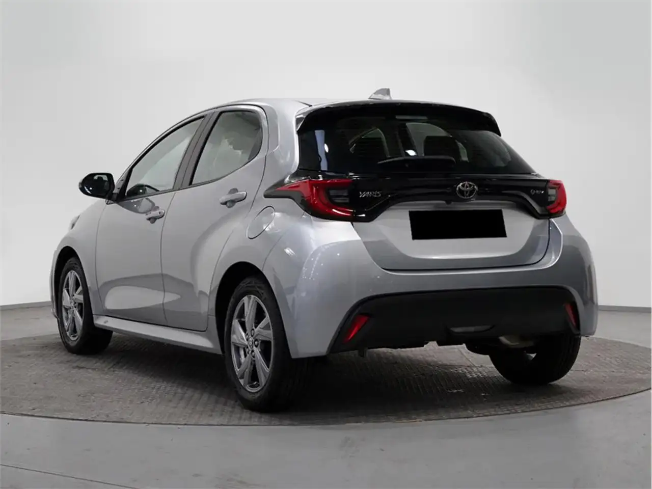 Toyota Yaris 120H 1.5 Active Plus — Vehicle gallery 2