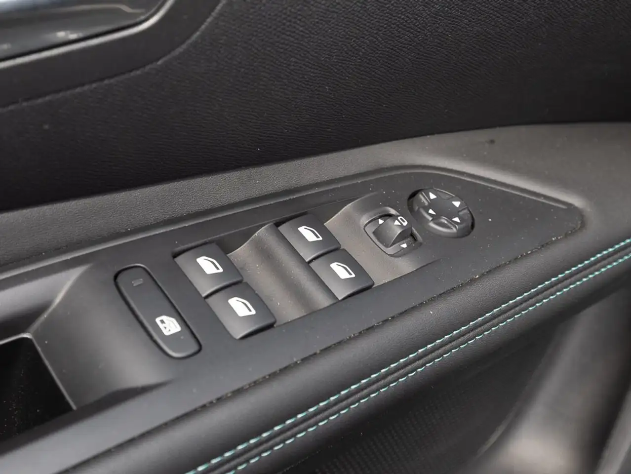 Peugeot 3008 Allure Pack +ALLW+AUT+SHZ+RFK+LED+NAVI+KLI+ — معرض صور السيارة 5