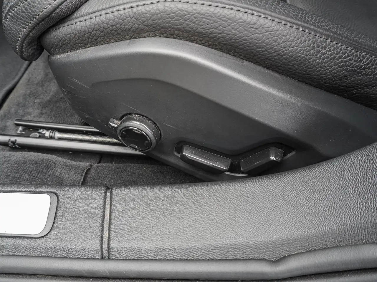 Volvo V60 T8 AWD Plus Dark Plug-in Hybrid AHK STANDHZG — معرض صور السيارة 16
