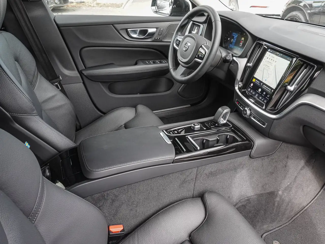 Volvo V60 T8 AWD Plus Dark Plug-in Hybrid AHK STANDHZG — معرض صور السيارة 8