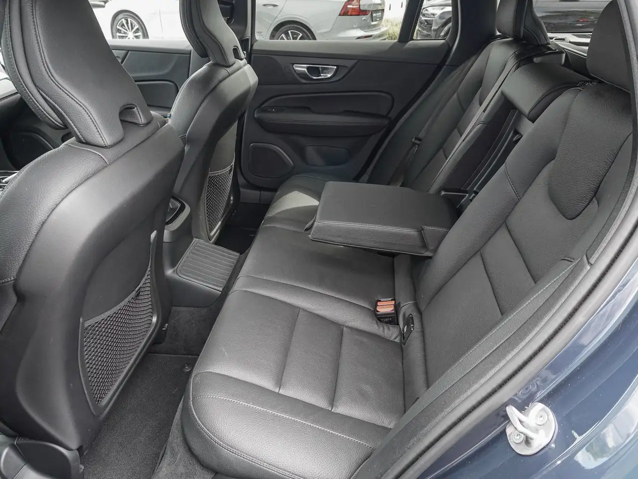 Volvo V60 T8 AWD Plus Dark Plug-in Hybrid AHK STANDHZG — معرض صور السيارة 17