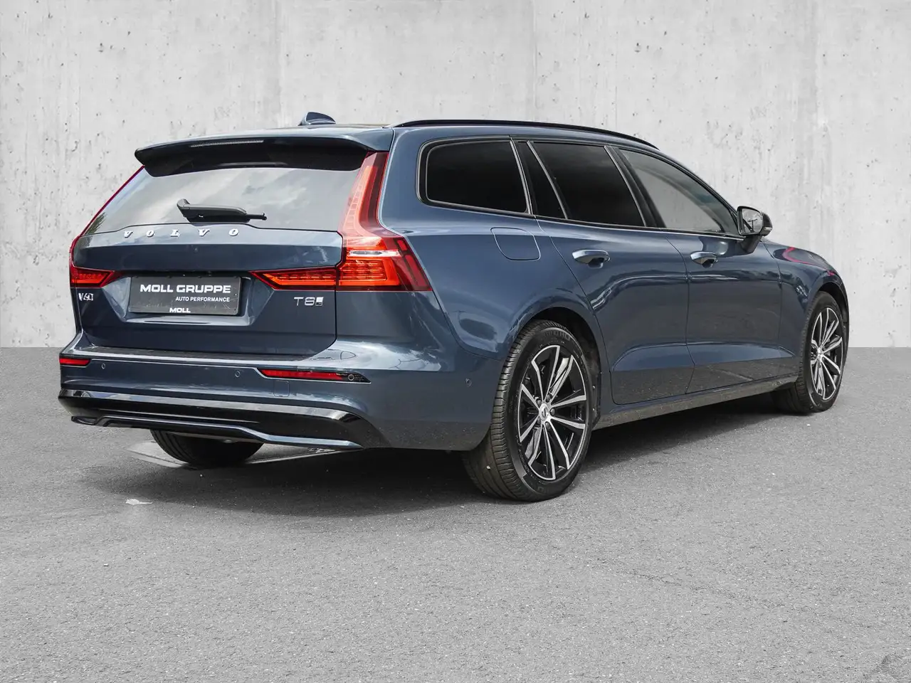 Volvo V60 T8 AWD Plus Dark Plug-in Hybrid AHK STANDHZG — معرض صور السيارة 4
