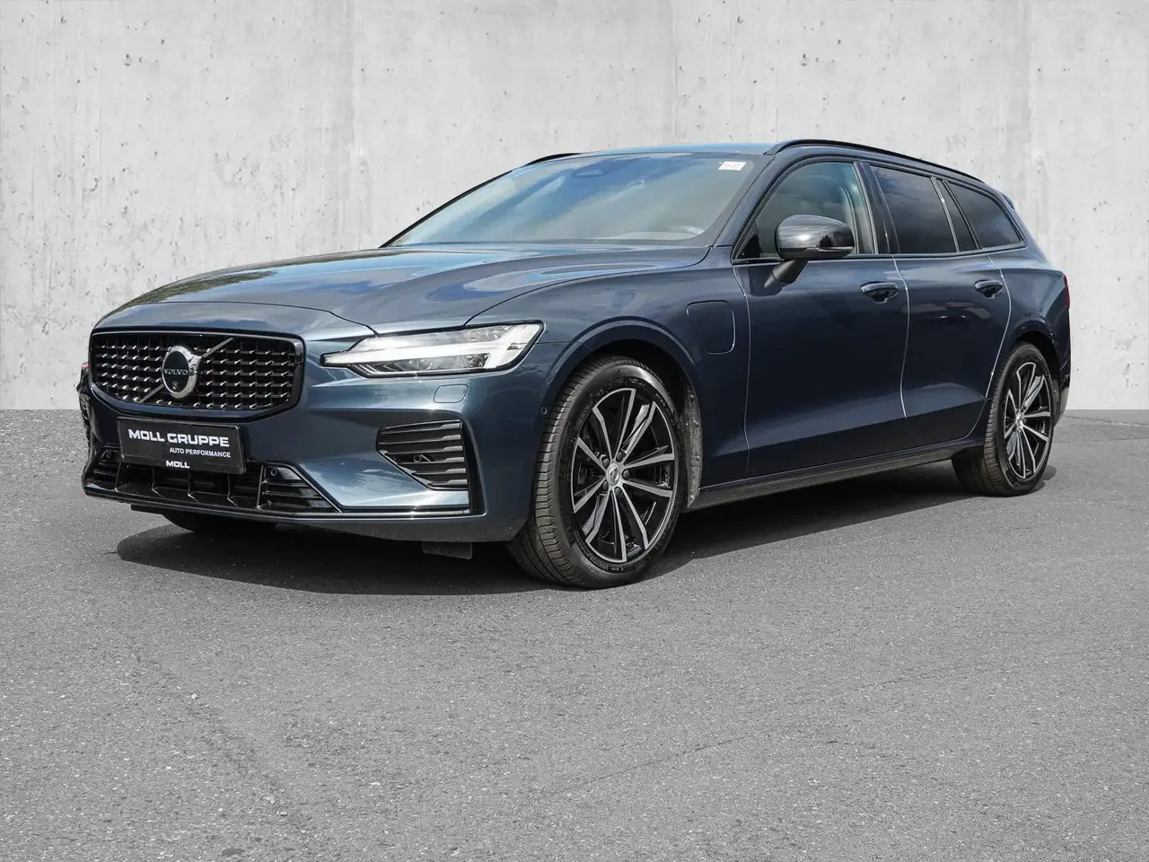 Volvo V60 T8 AWD Plus Dark Plug-in Hybrid AHK STANDHZG — معرض صور السيارة 2