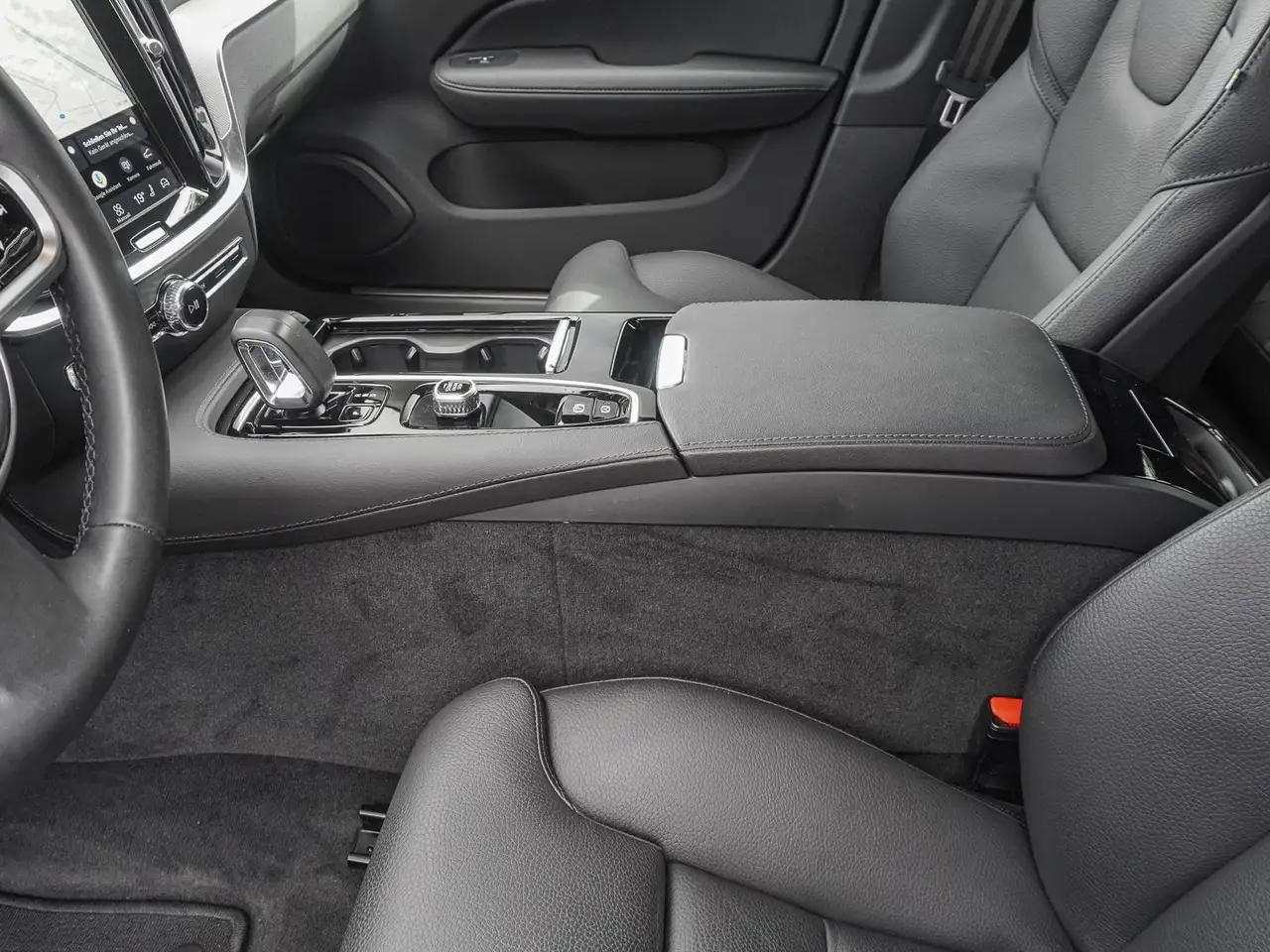 Volvo V60 T8 AWD Plus Dark Plug-in Hybrid AHK STANDHZG — معرض صور السيارة 15