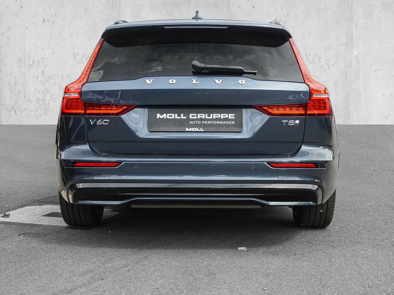 Volvo V60 T8 AWD Plus Dark Plug-in Hybrid AHK STANDHZG — معرض صور السيارة 6