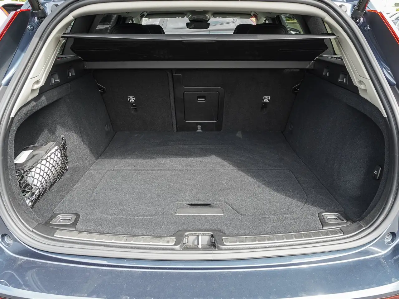 Volvo V60 T8 AWD Plus Dark Plug-in Hybrid AHK STANDHZG — معرض صور السيارة 18