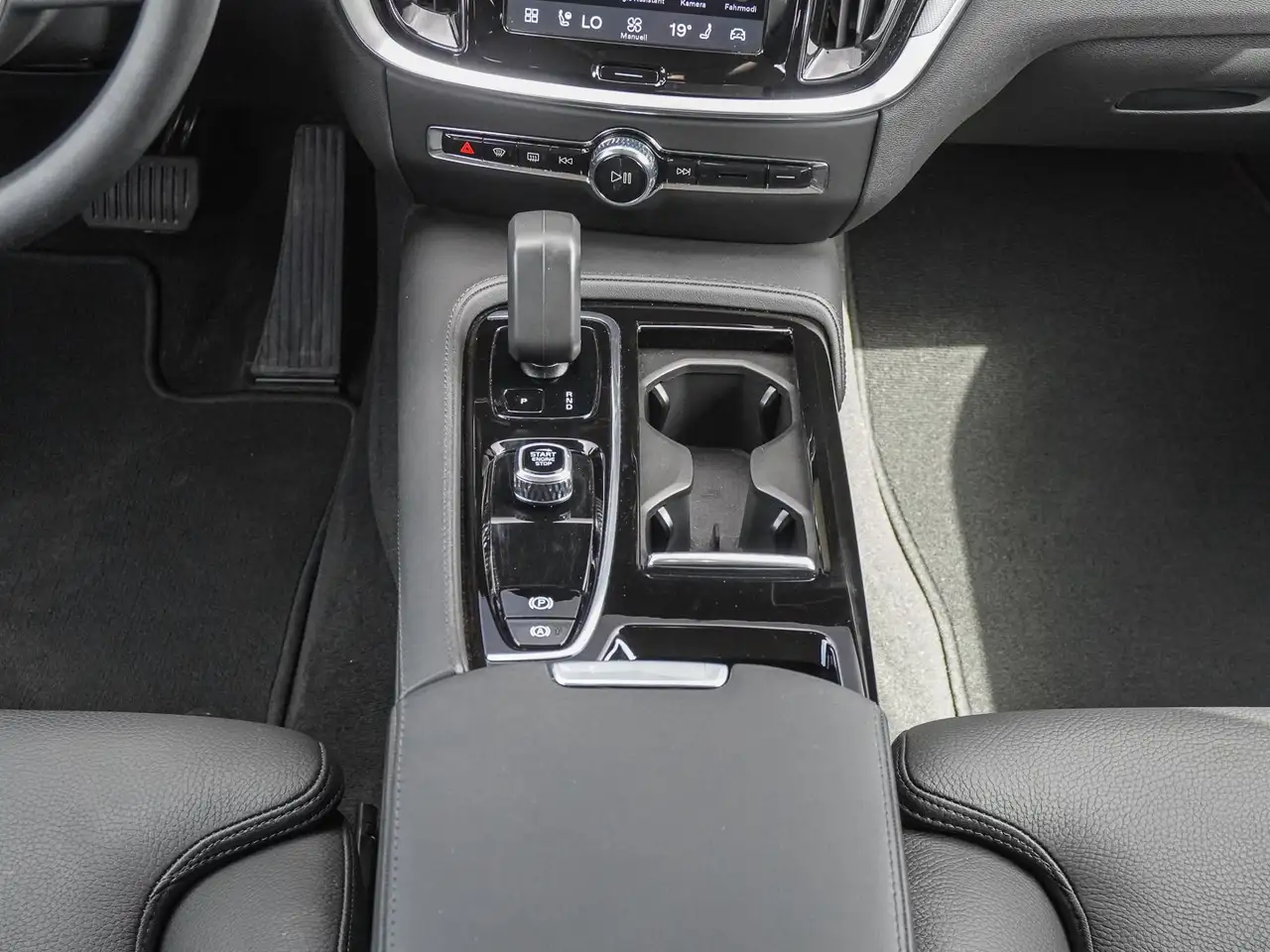 Volvo V60 T8 AWD Plus Dark Plug-in Hybrid AHK STANDHZG — معرض صور السيارة 14