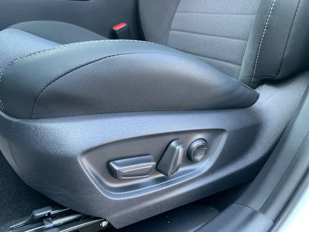 Toyota C-HR Hybrid FWD Lounge Navi Digitales Cockpit LED Blend — معرض صور السيارة 24