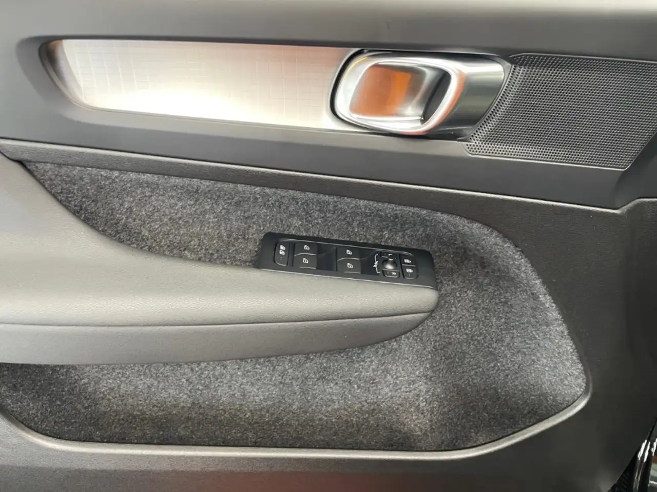 Volvo XC40 B3 2WD Core - ACC Sitzheizung AHK schw. — Vehicle gallery 13