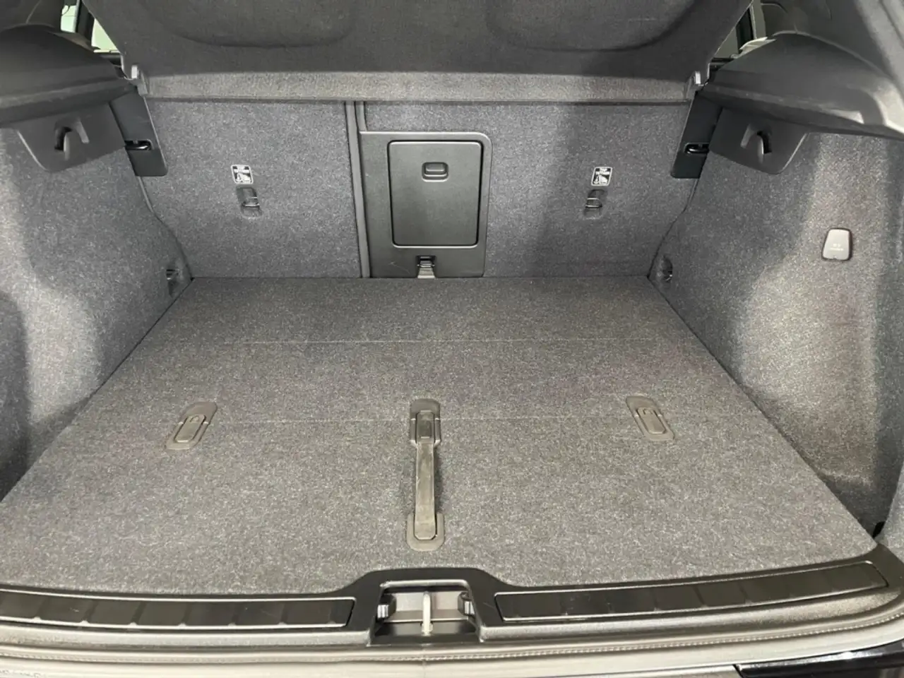 Volvo XC40 B3 2WD Core - ACC Sitzheizung AHK schw. — Vehicle gallery 12