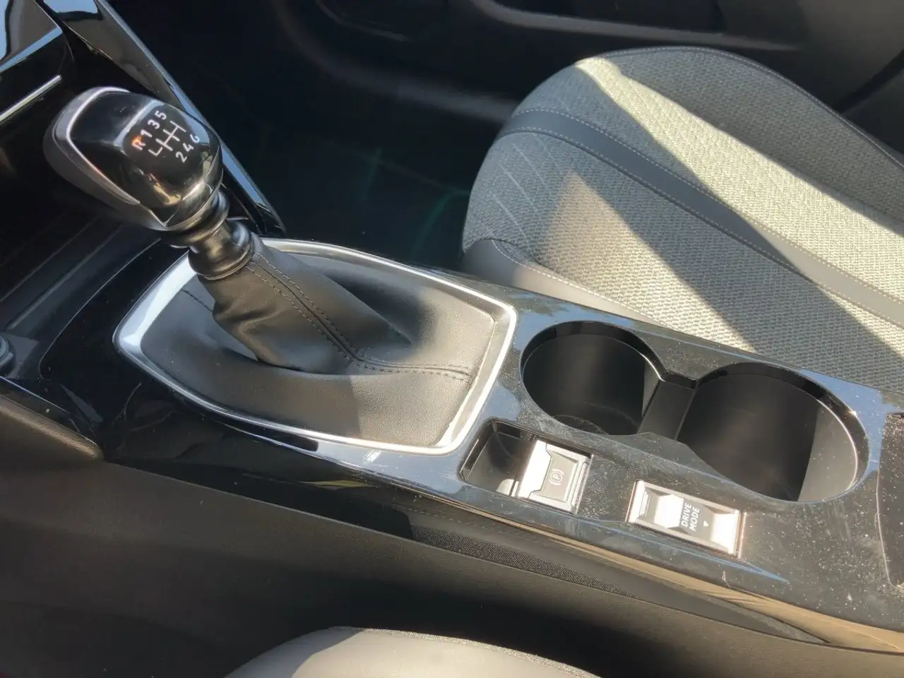 Peugeot 208 1.2 PureTech 100 Allure LED+SHZ+KlimaA+PDC — معرض صور السيارة 22