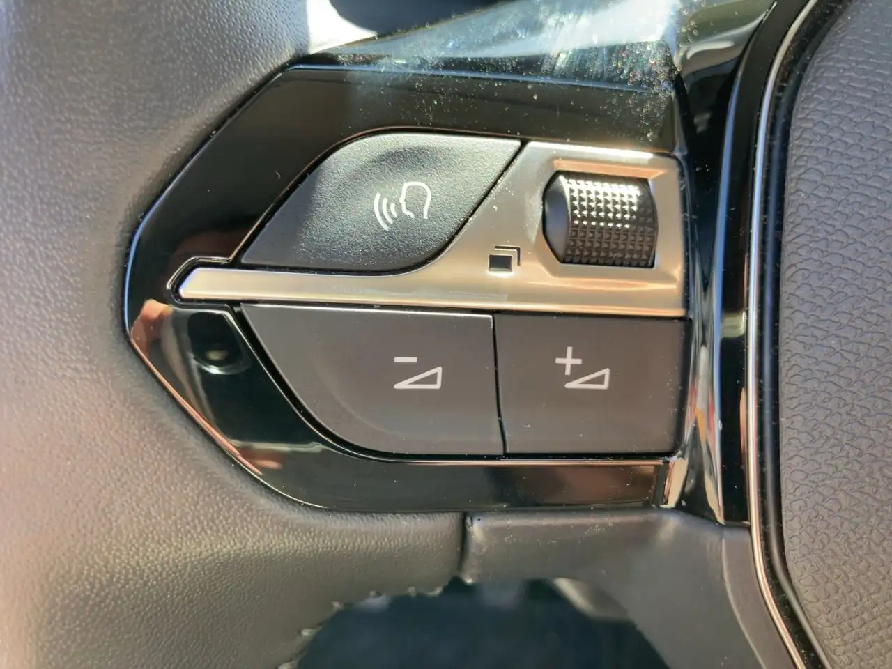 Peugeot 208 1.2 PureTech 100 Allure LED+SHZ+KlimaA+PDC — معرض صور السيارة 16