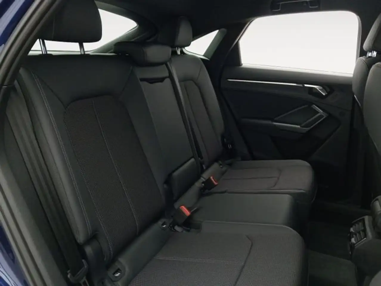 Audi Q3 45 TFSIe S line S-tronic — Vehicle gallery 9