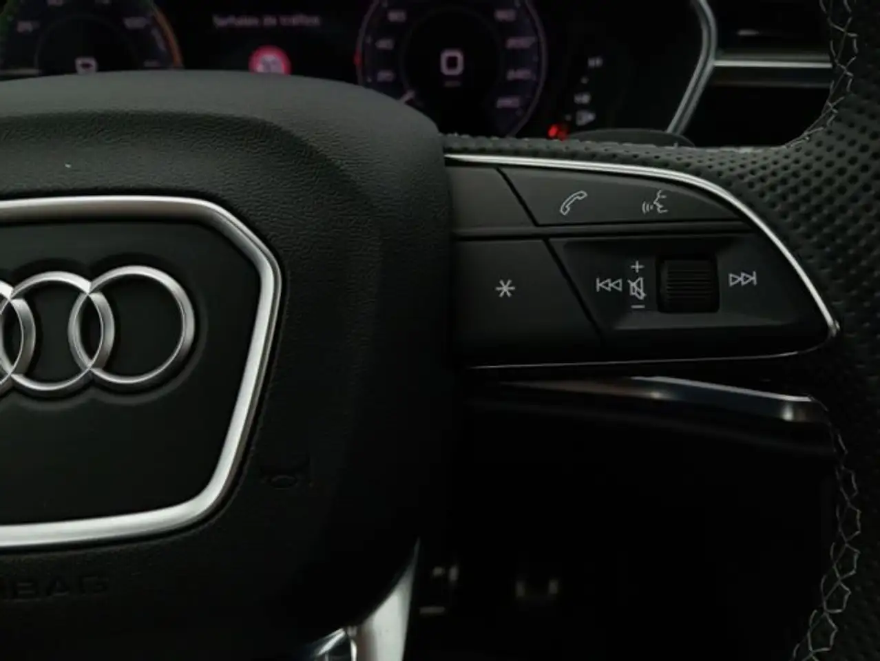 Audi Q3 45 TFSIe S line S-tronic — Vehicle gallery 18