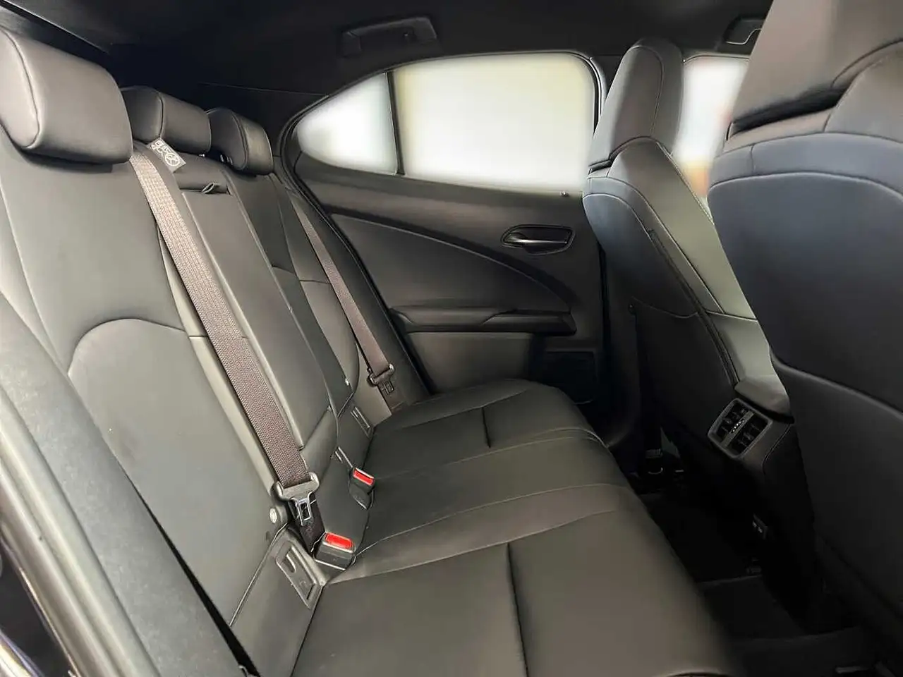 Lexus UX 300h 2.0 Hybrid F-Sport Design LED SHZ — Galerie du véhicule 7