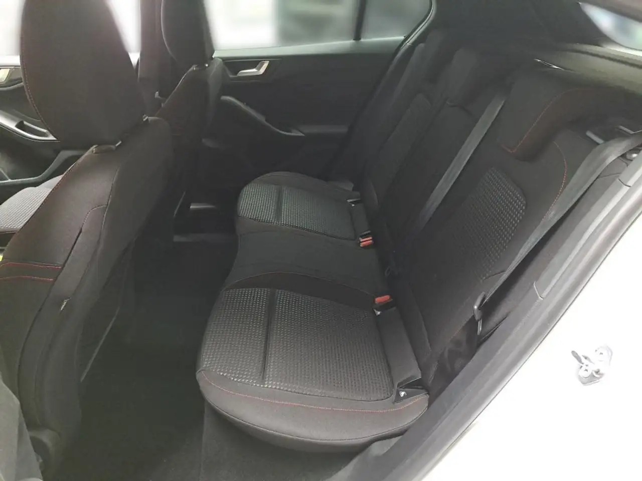 Ford Focus 1.0 EcoBoost Hybrid ST-LINE DESIGN — Vehicle gallery 16