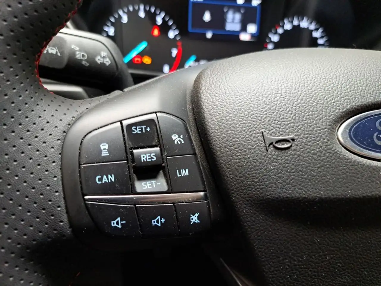 Ford Focus 1.0 EcoBoost Hybrid ST-LINE DESIGN — Vehicle gallery 21