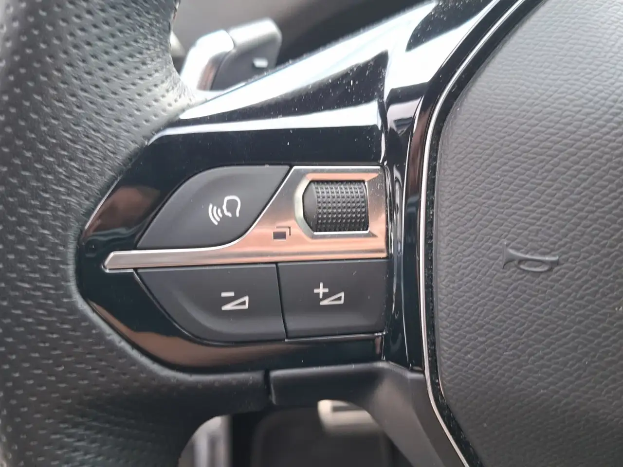 Peugeot 3008 GT 1.2 136 Kam.+KeyLess+LED+Navi+SHZ+ACC — Galerie du véhicule 19