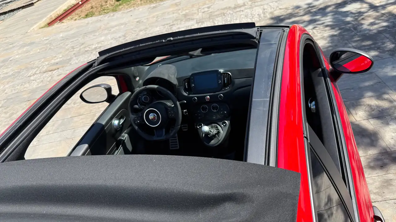 Abarth 695C Pack Competizione, Pack Tech, Pack Style — Vehicle gallery 10