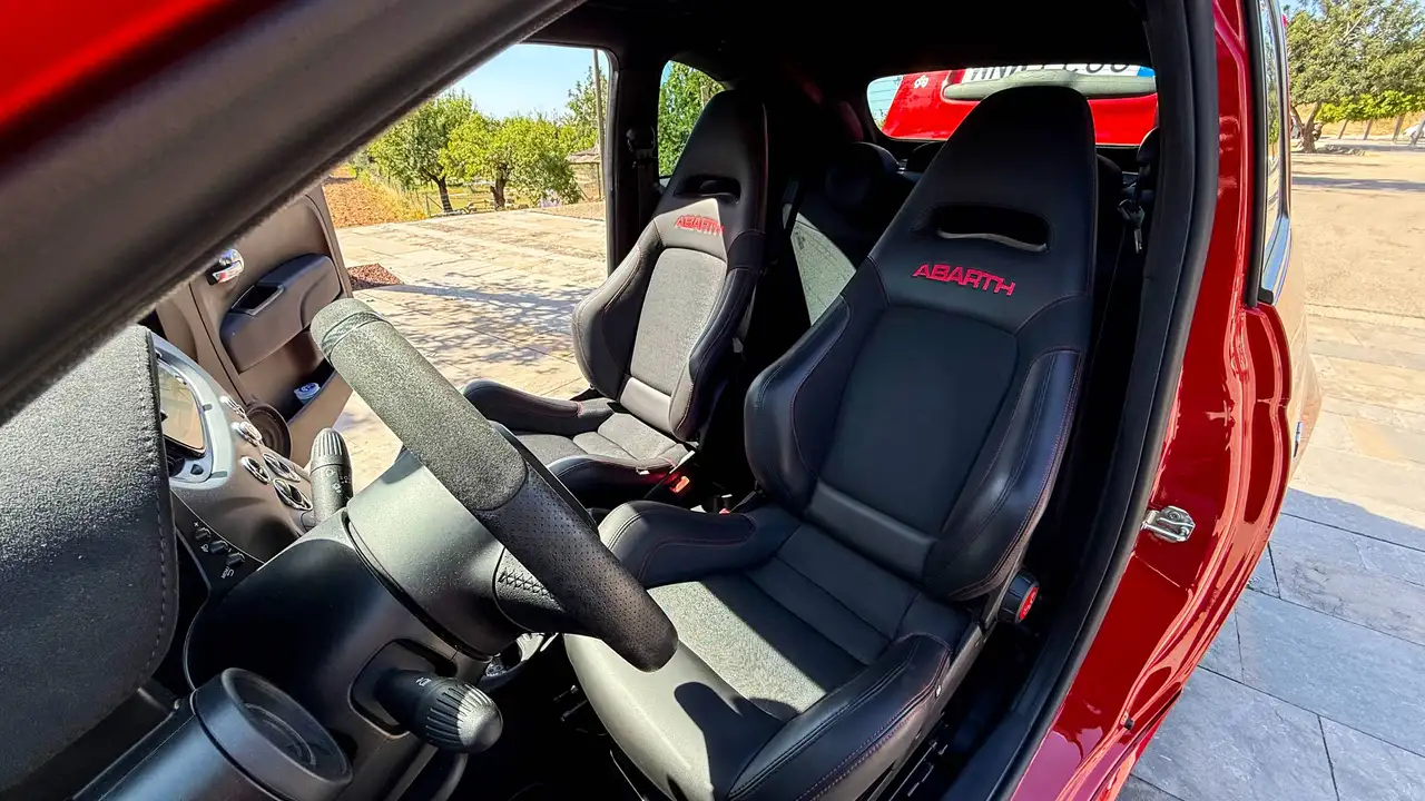 Abarth 695C Pack Competizione, Pack Tech, Pack Style — Vehicle gallery 7