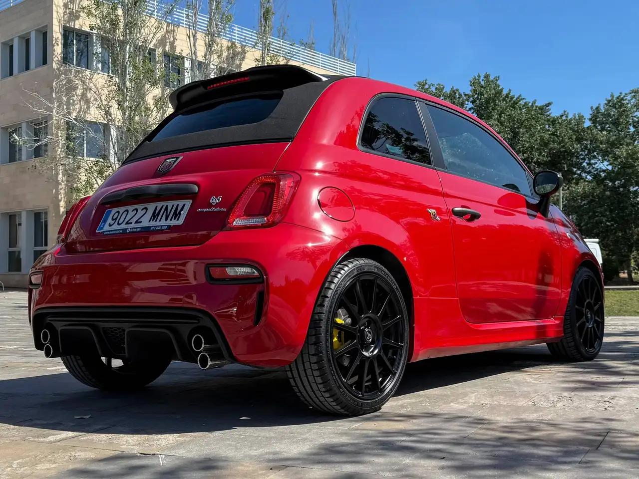 Abarth 695C Pack Competizione, Pack Tech, Pack Style — Vehicle gallery 4